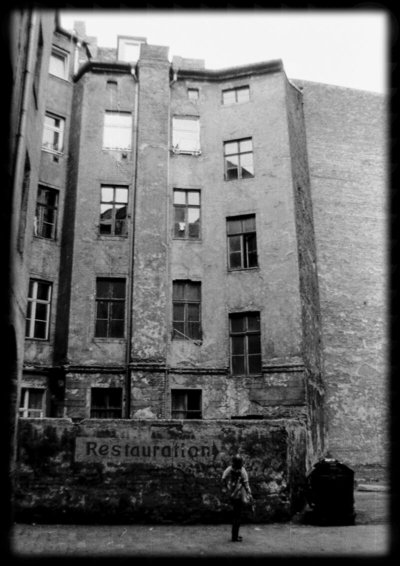 Abbildung 1: „Berlin-Mitte, Oranienburger Höfe (06)“ von Peter Dettmann
