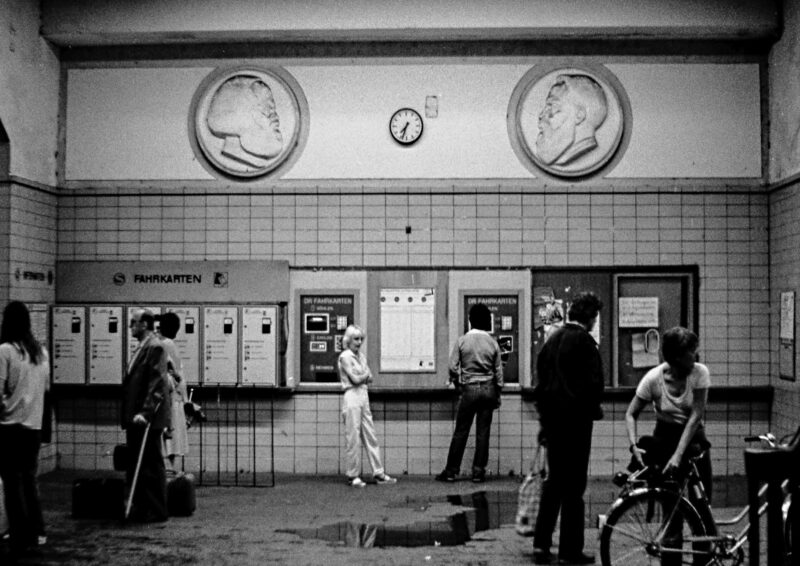 Abbildung 1: „S-Bahnhof Marx-Engelsplatz“ von Peter Dettmann