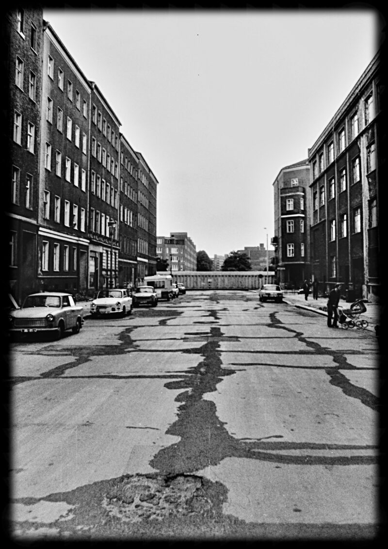 Abbildung 1: „Berlin-Mitte, Wolliner Straße“ von Peter Dettmann