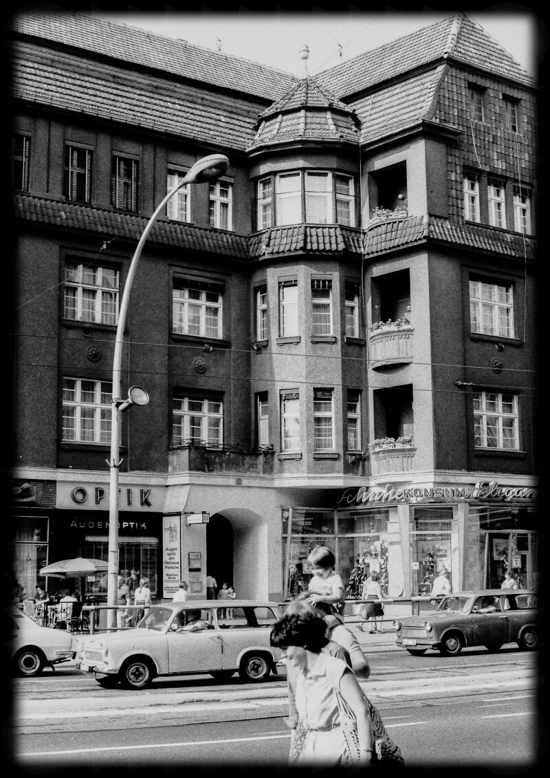 Abbildung 1: „Berlin-Pankow, Breite Straße I“ von Peter Dettmann