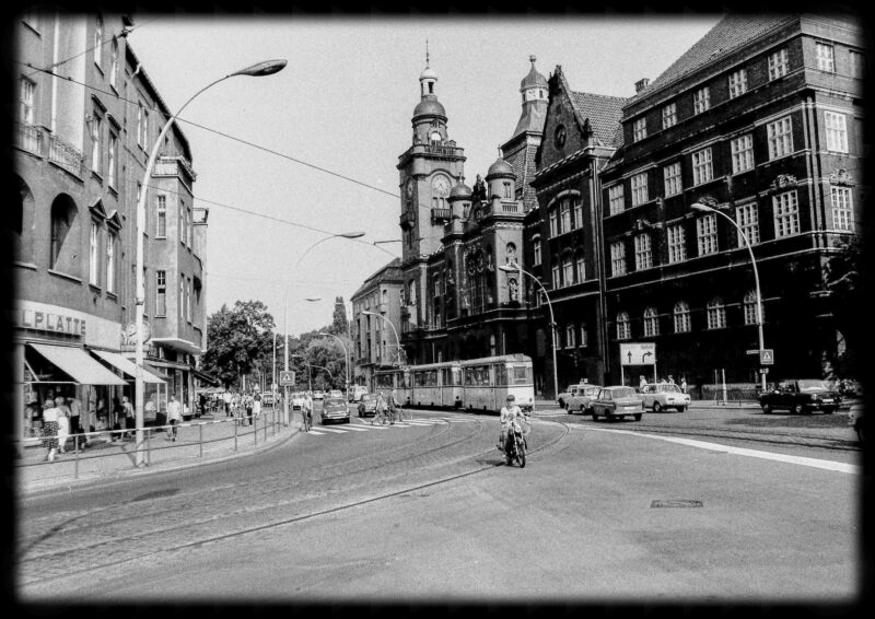 Abbildung 1: „Berlin-Pankow, Am Rathaus III“ von Peter Dettmann